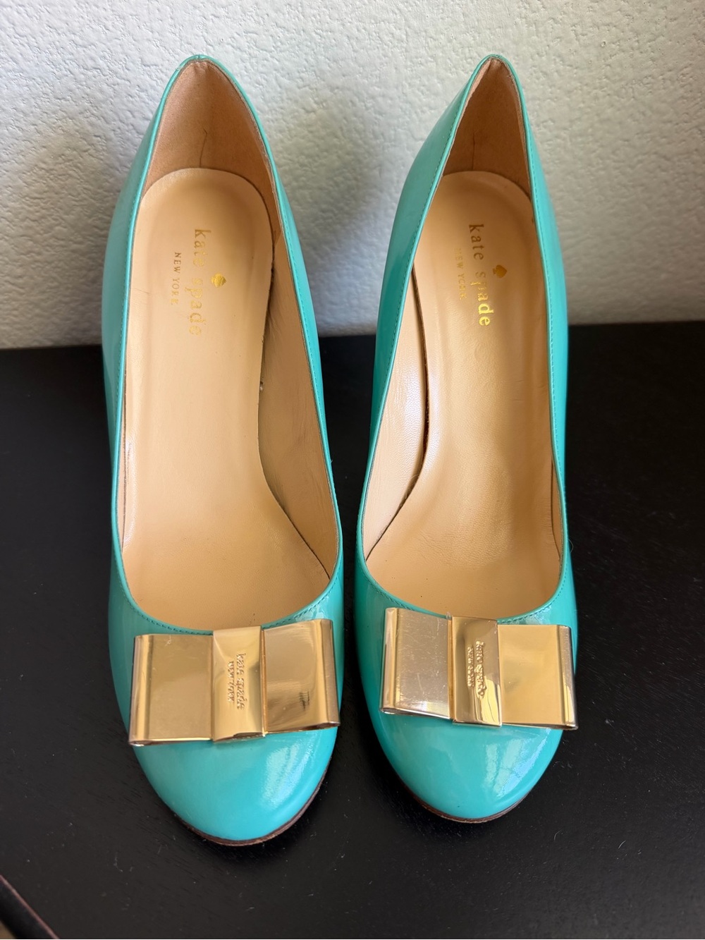 kate spade ♠️ Karolina Sea foam Patent Leather Pumps Gold Bow Accent Italy 🇮🇹 - Picture 3 of 10